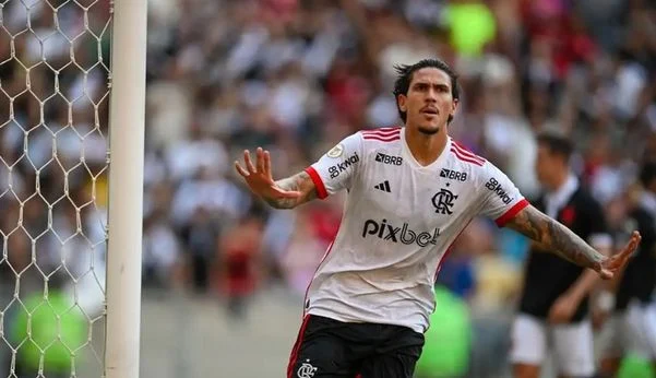 Flamengo aplica 6 a 1 no Vasco e vira líder provisório do Brasileirão