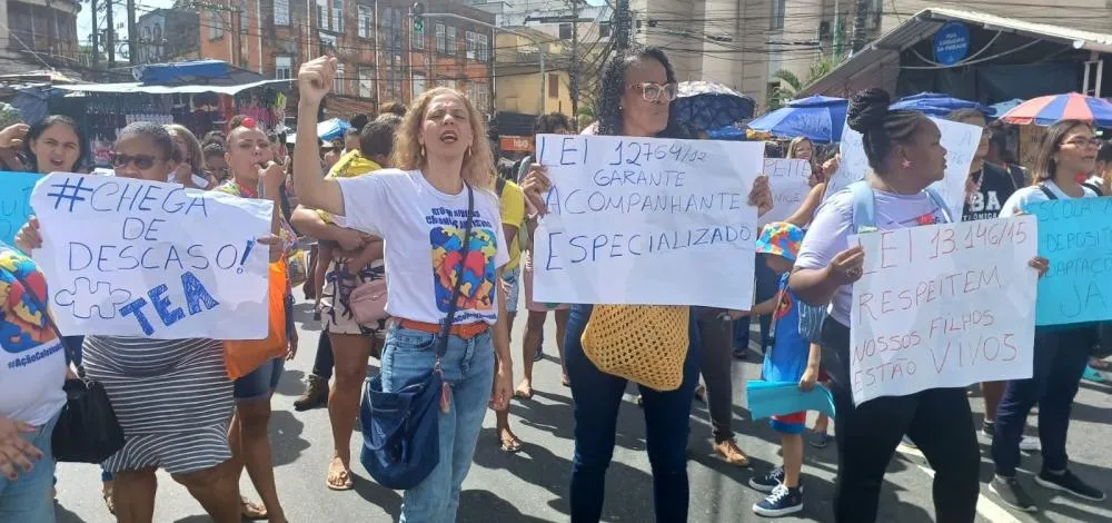 Mães protestam em Salvador pedindo educação inclusiva para crianças autistas e com deficiência