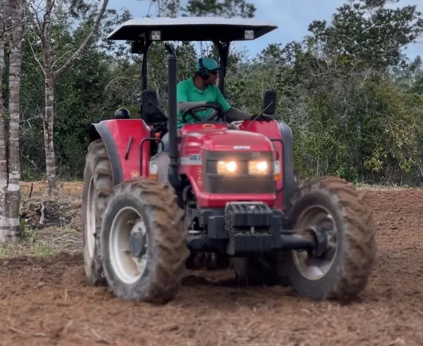 Prefeitura fortalece agricultura local com serviços de aragem de terra