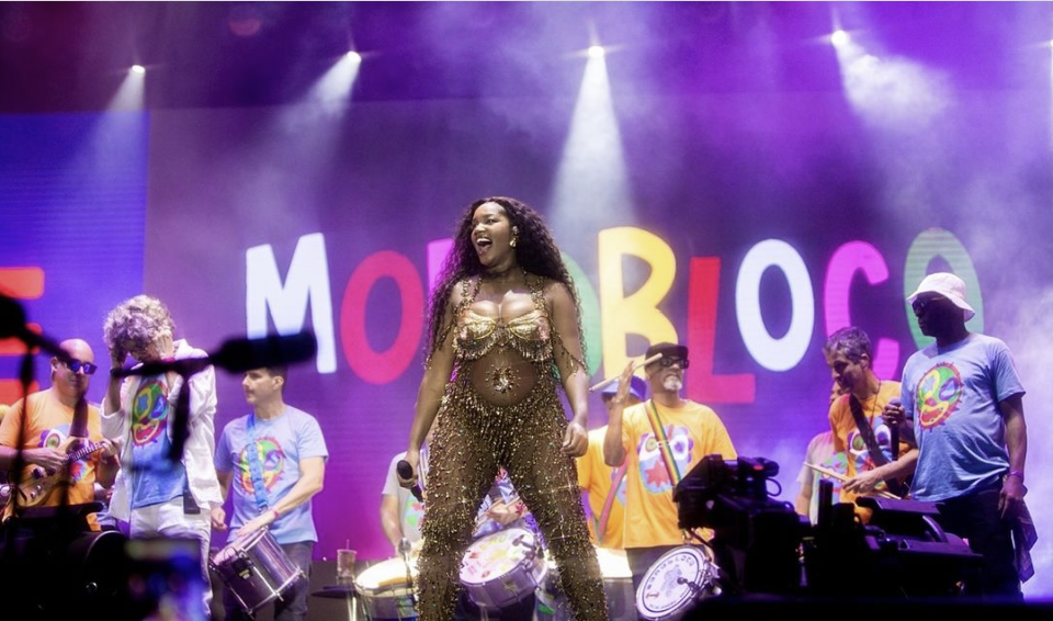 Iza mostra a barriga de gravidez em show no Rio de Janeiro