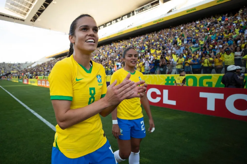 Meia Ana Vitória sente dores e é cortada da seleção feminina de futebol