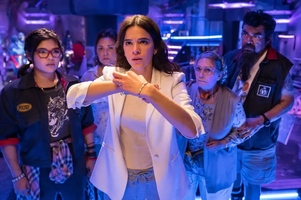 Bruna Marquezine relembra “Besouro Azul”: “Doeu não poder falar”