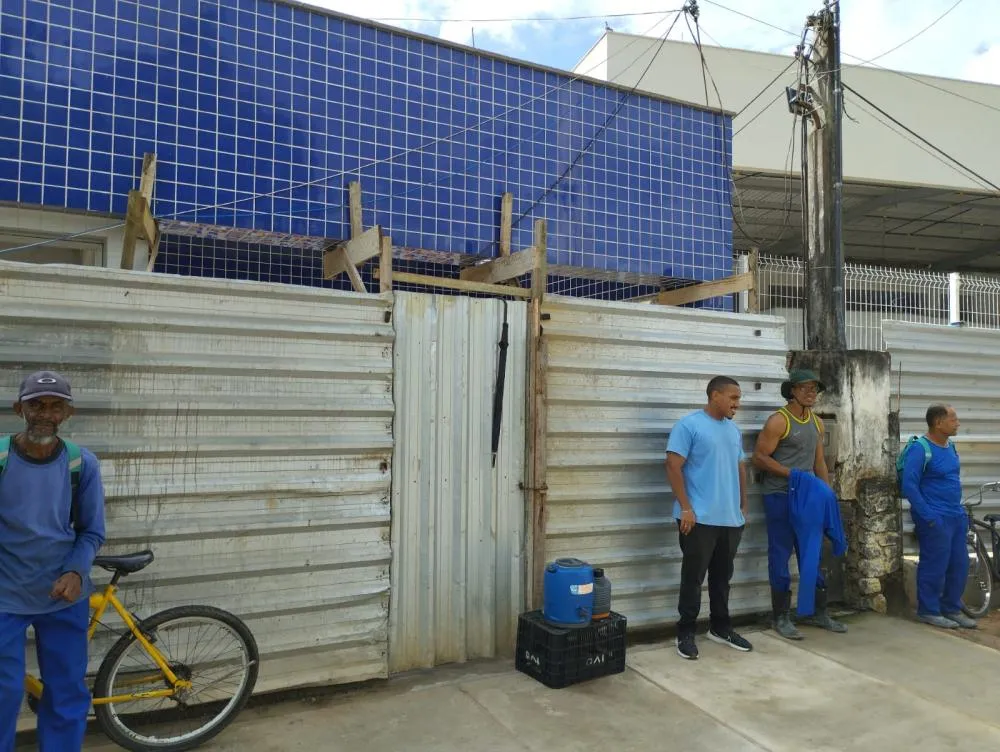 Funcionários e ex-funcionários de obra de Colégio Estadual fazem nova paralisação por falta de pagamento