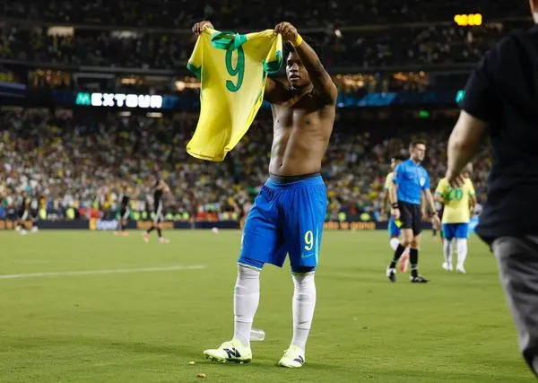 Brasil vence México em jogo de falhas defensivas e dificuldades de criação