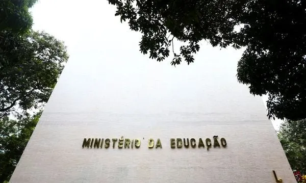 MEC suspende criação de cursos a distância até 2025 e fixa prazo para criar novas regras