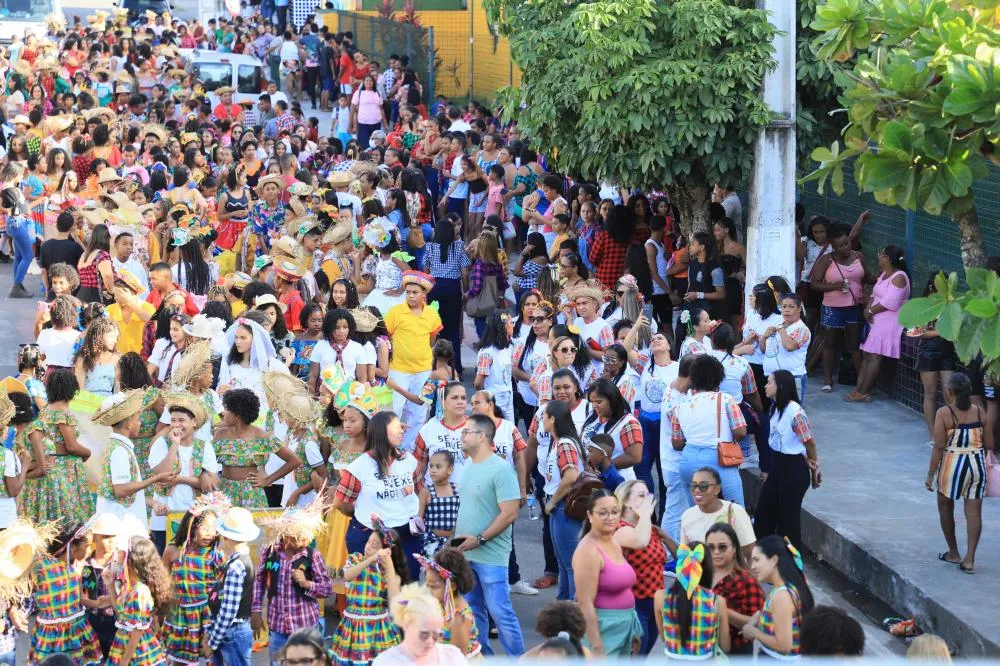 Abertura do São João em Mata de São João é realizada com grande desfile junino pelas ruas da cidade