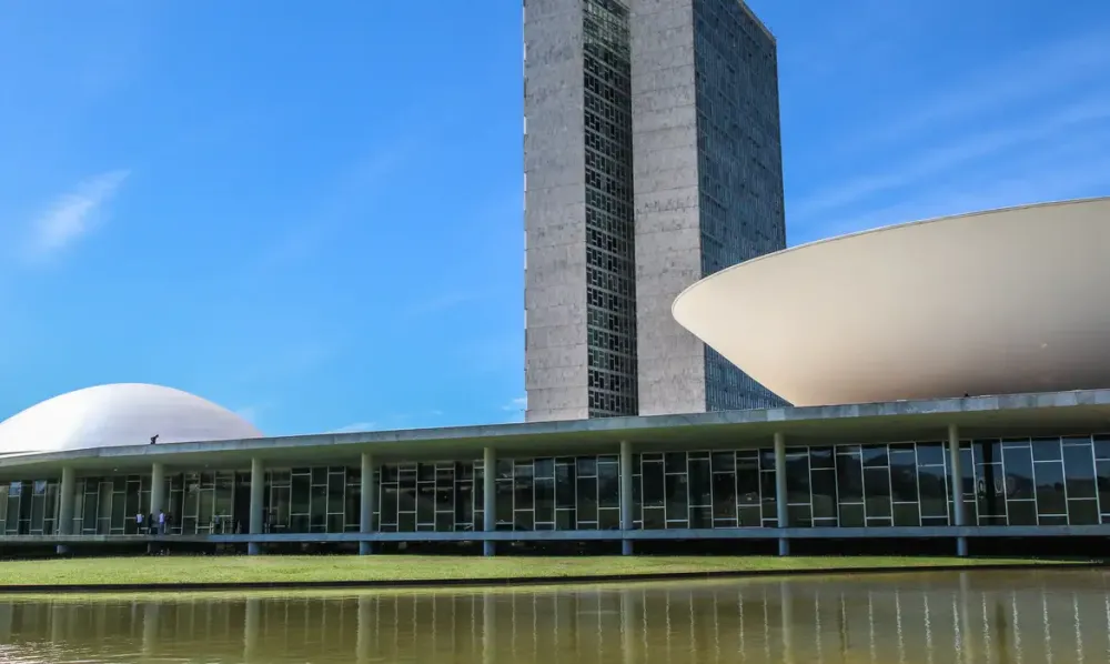 Delação premiada, aborto e cigarro eletrônico movimentam Congresso