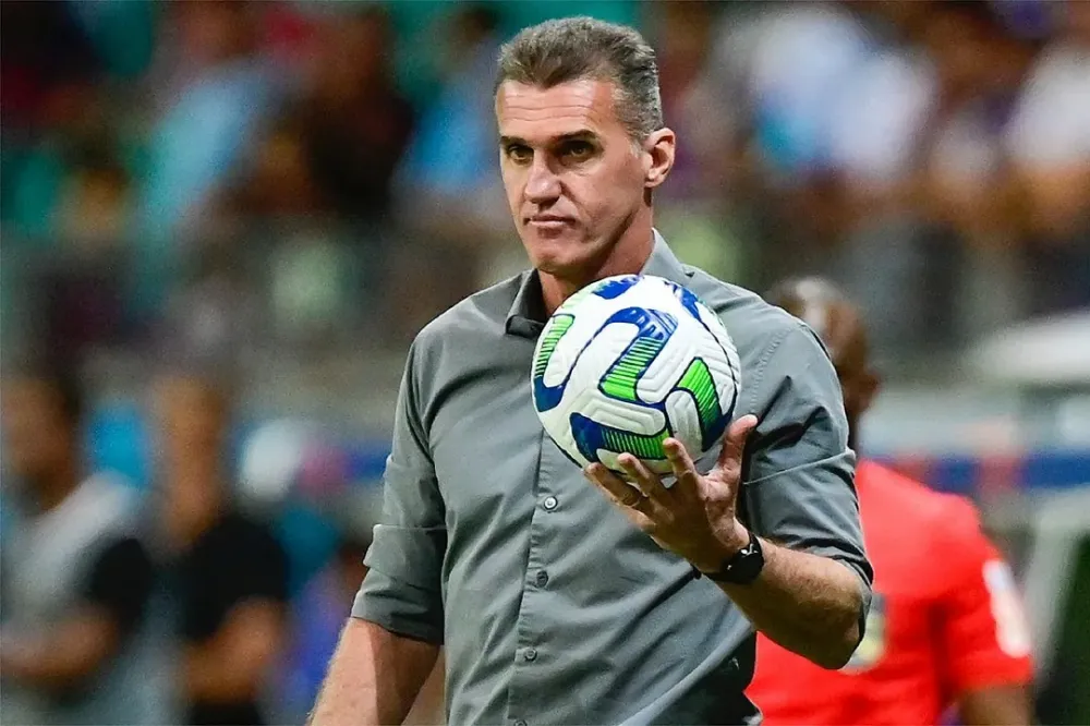 Ex-treinador do Vitória joga bola em gandula e é expulso na Série B