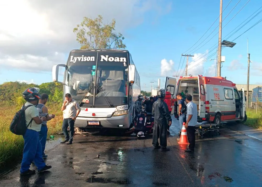 Motociclista fica gravemente ferido em colisão com ônibus em Dias d'Ávila