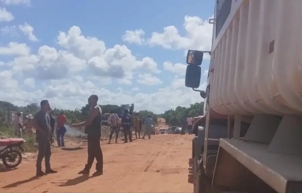 Motoristas protestam às margens da Barragem Santa Helena em Dias d’Ávila 