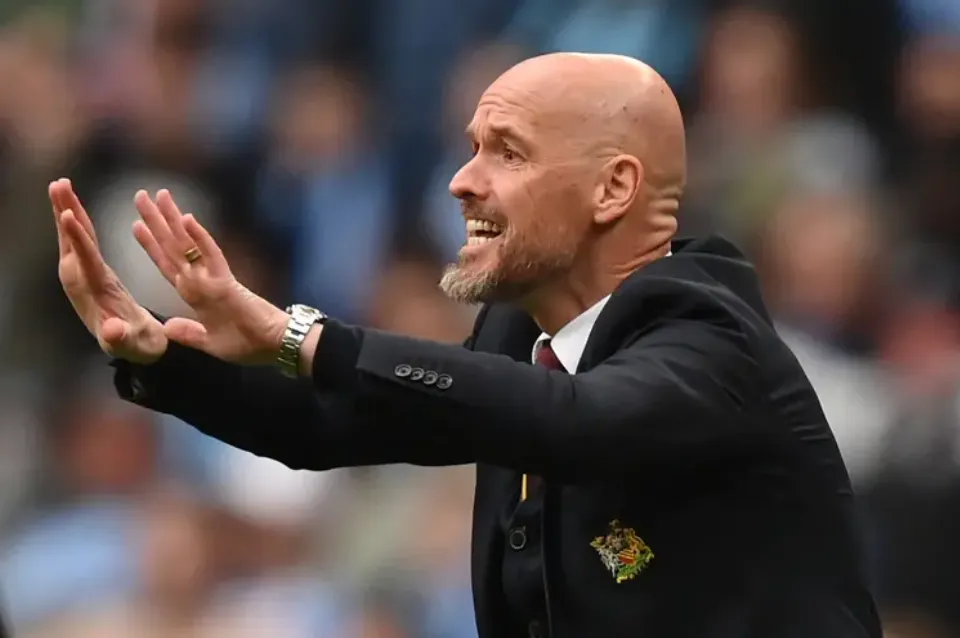 Balançando no cargo, Ten Hag seguirá no comando do Manchester United