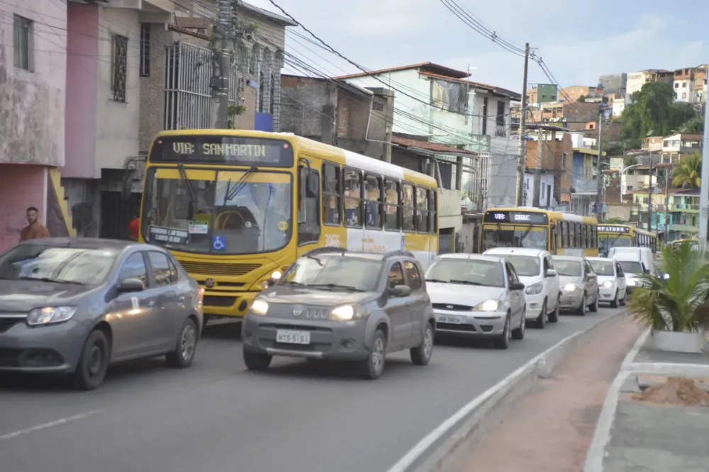 Ônibus rodam na Av. Suburbana após incêndio e policiamento é reforçado