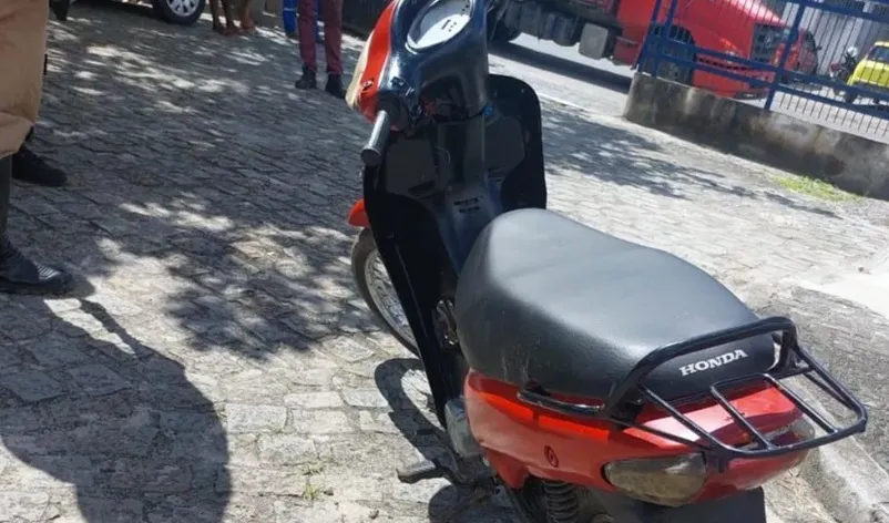 Esquadrão Fênix prende suspeito com drogas e moto adulterada em Dias d’Ávila