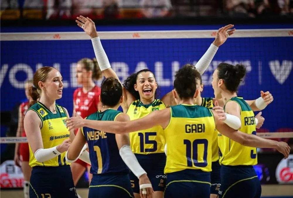 Brasil vence México em jogo de falhas defensivas e dificuldades de criação