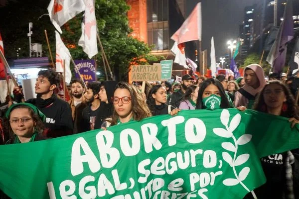 Câmara aprova urgência de projeto que equipara aborto realizado após 22 semanas a homicídio