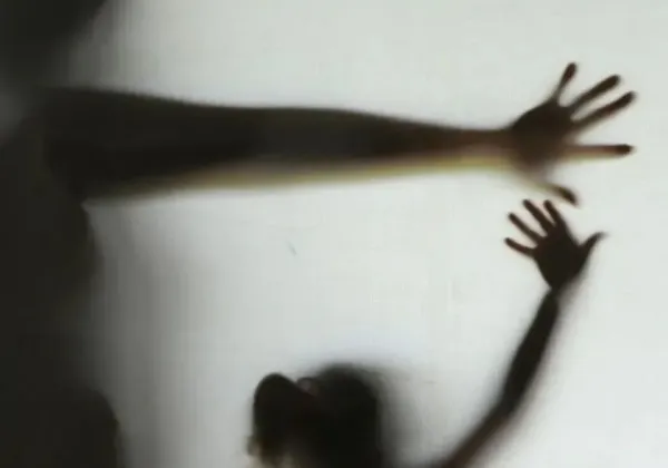 Mulher estuprada que abortar pode ter pena superior a do estuprador, se PL for aprovado
