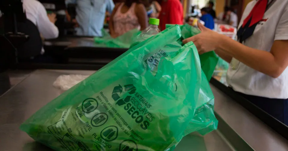 Lei para distribuição de sacolas biodegradáveis gratuitas é sancionada