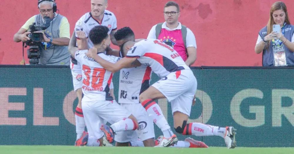 Vitória bate o Inter nos acréscimos e conquista primeiro triunfo na Série A