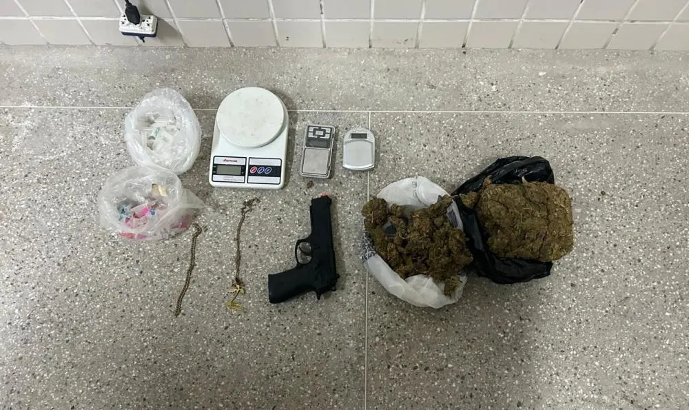 Rondesp apreende drogas e simulacro de arma em residencial no Caboré