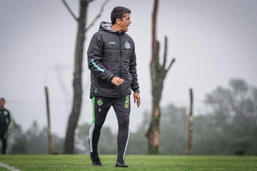 Carpini comenta sobre Dudu e Mateus Gonçalves: “A fila anda”