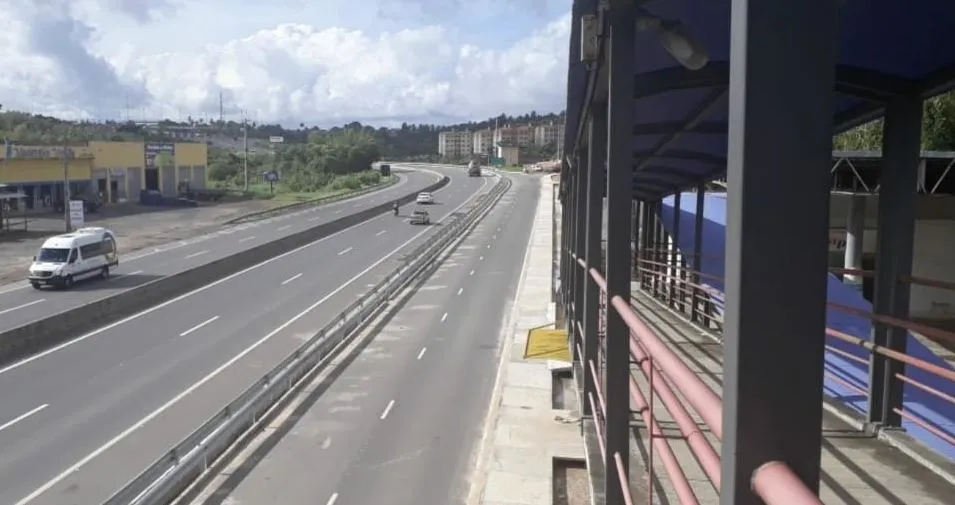 Caminhoneiro é sequestrado e tem carga roubada em Salvador