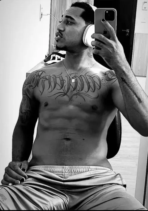 Cantor Kanalha atrai olhares com volume no short em foto sexy
