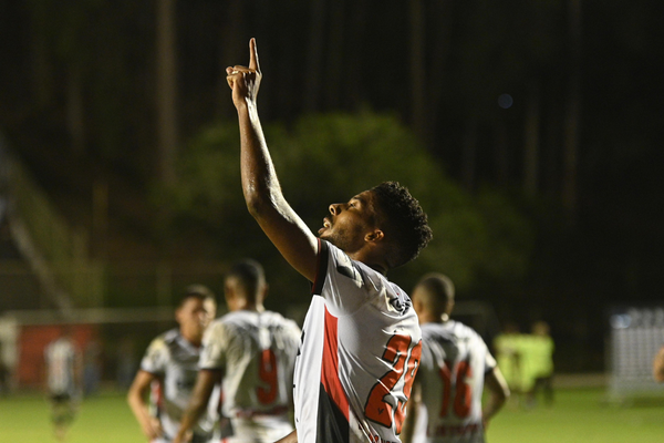 Em noite de eficiência, Vitória vence Atlético-MG no Barradão e sai do Z-4