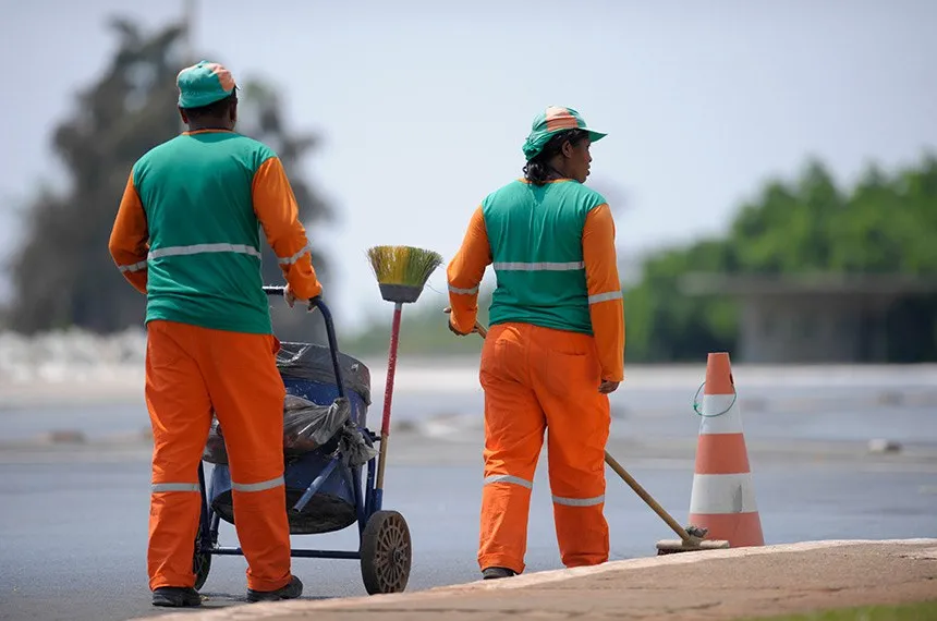 Comissão aprova regulamentação da profissão de gari, com piso de dois salários mínimos 