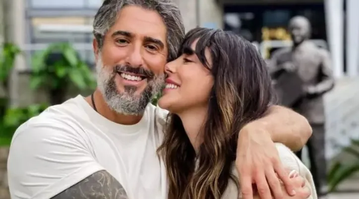 Após boatos de traição, Marcos Mion se declara para esposa em programa