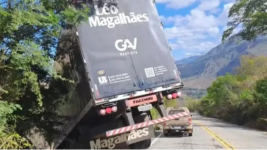 Carreta de cantor sertanejo fica pendurada em ribanceira na Bahia