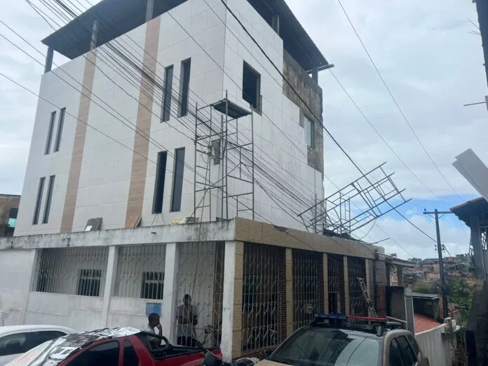 Pedreiro morre eletrocutado após cair de andaime 