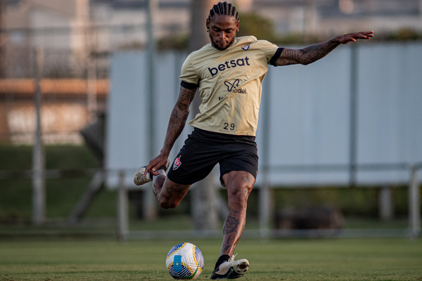 Luiz Adriano é afastado do Vitória; clube busca rescisão amigável