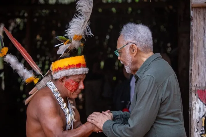 Gilberto Gil comemora aniversário com passeio de barco na Amazônia