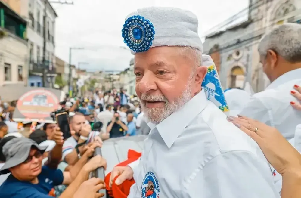 Entre aplausos e vaias, Lula participa de desfile cívico do 2 de julho