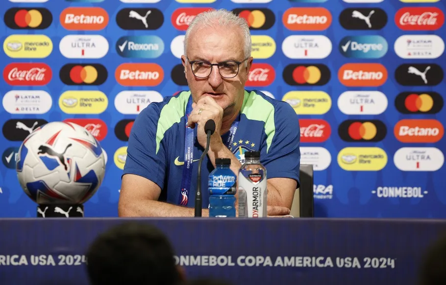 Dorival Jr critica arbitragem em não marcação de pênalti: "Decisivo"