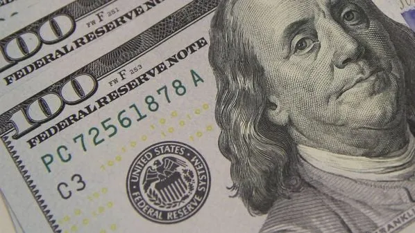 Dólar cai para R$ 5,48 após anúncio de corte de R$ 25 bi no orçamento