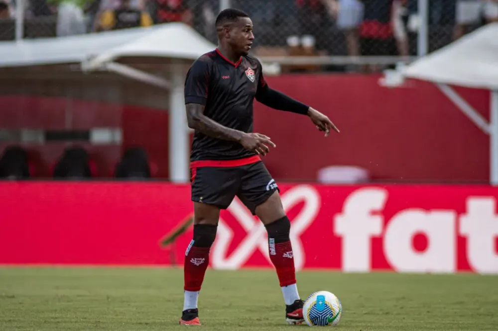 Terceiro cartão amarelo tira Dudu de jogo contra o Criciúma