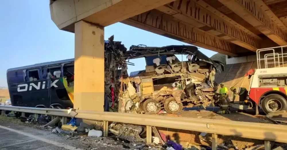 Acidente com ônibus no interior de SP mata 10 pessoas e fere 42