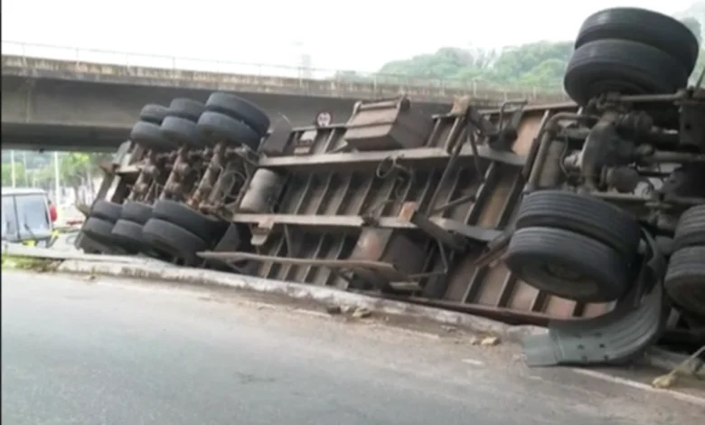 Carreta é saqueada após capotar na Av. Luís Eduardo Magalhães