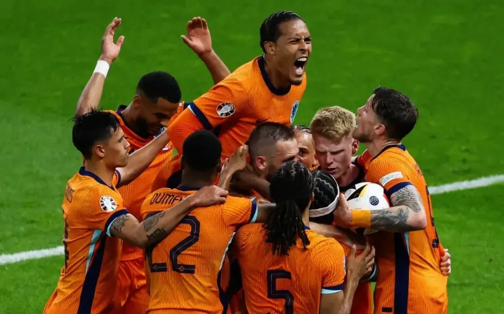 Holanda toma susto, vira sobre a Turquia e vai à semi com Inglaterra