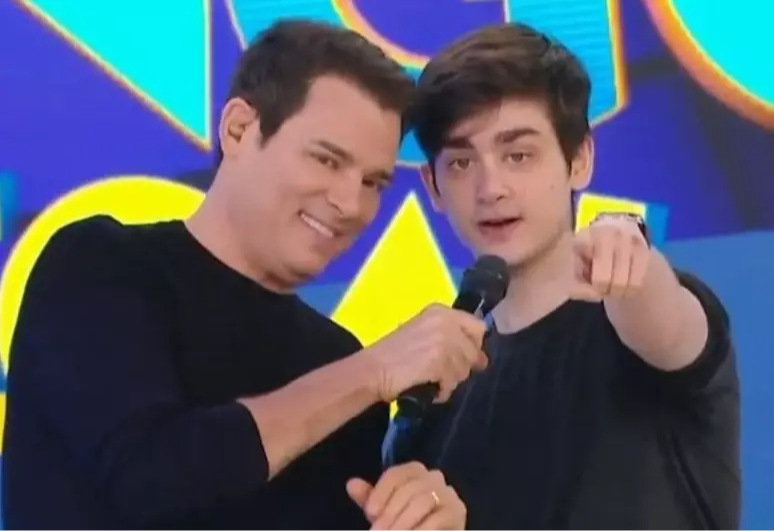 Celso Portiolli apresenta trecho do 'Domingo Legal' ao lado do filho, Pedro