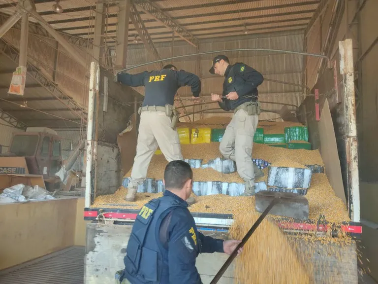 PRF apreende 5 toneladas de maconha na divisa de SP com Paraná
