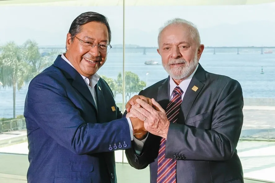 Lula chega à Bolívia e expressa desejo de cooperação