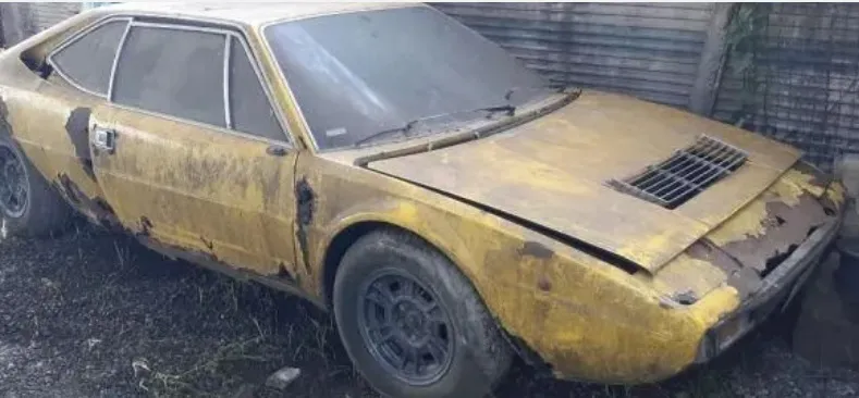 Descubra por que uma Ferrari enferrujada foi vendida por R$122 mil
