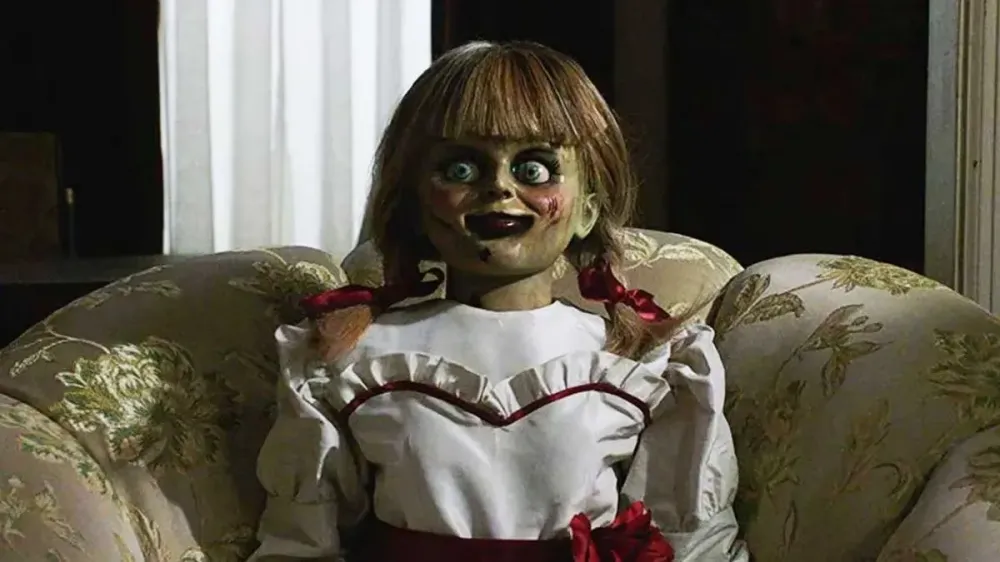 Boneca Annabelle usada nos filmes é queimada em incêndio