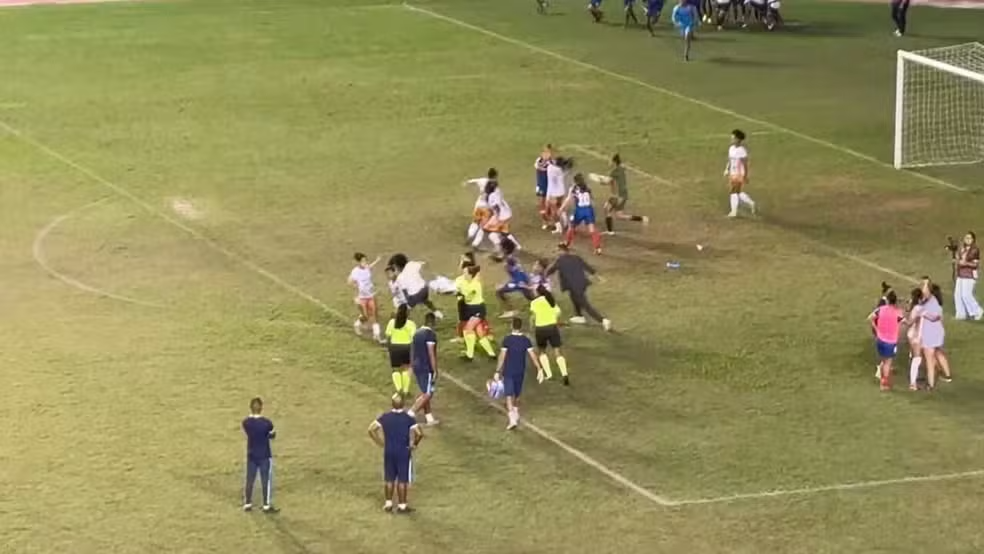Treinador de time feminino é preso por injúria racial após chamar jogadora do Bahia de 'macaca'