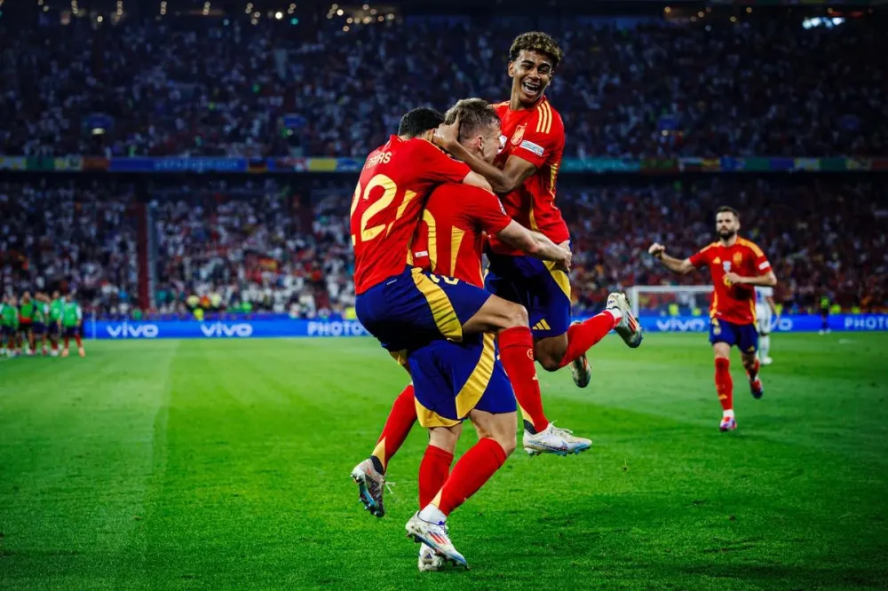 Espanha vence a França de virada e vai à final da Eurocopa