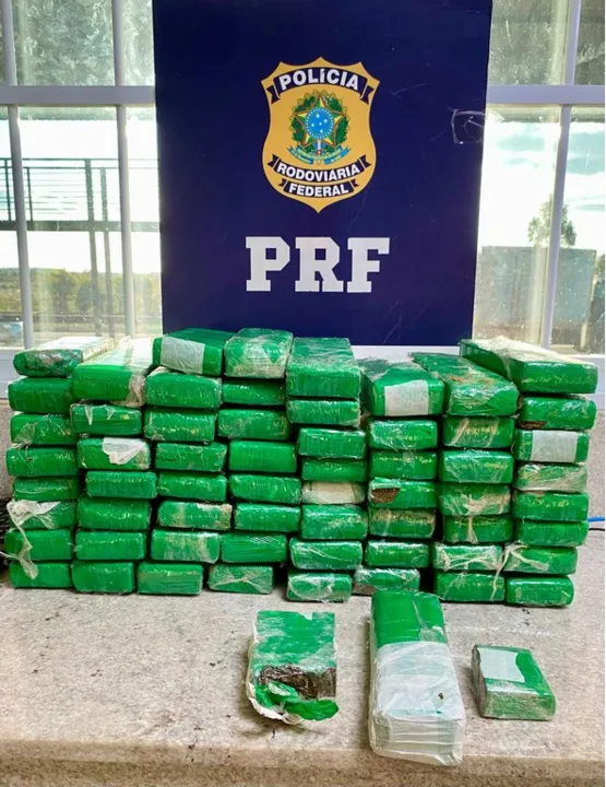 Passageiro de ônibus joga droga pela janela, mas acaba preso pela PRF