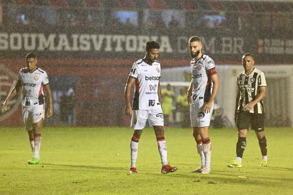 Vitória perde para o Botafogo no Barradão e segue próximo do Z-4