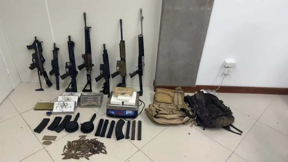 Seis fuzis e uma submetralhadora são apreendidos em Lauro de Freitas
